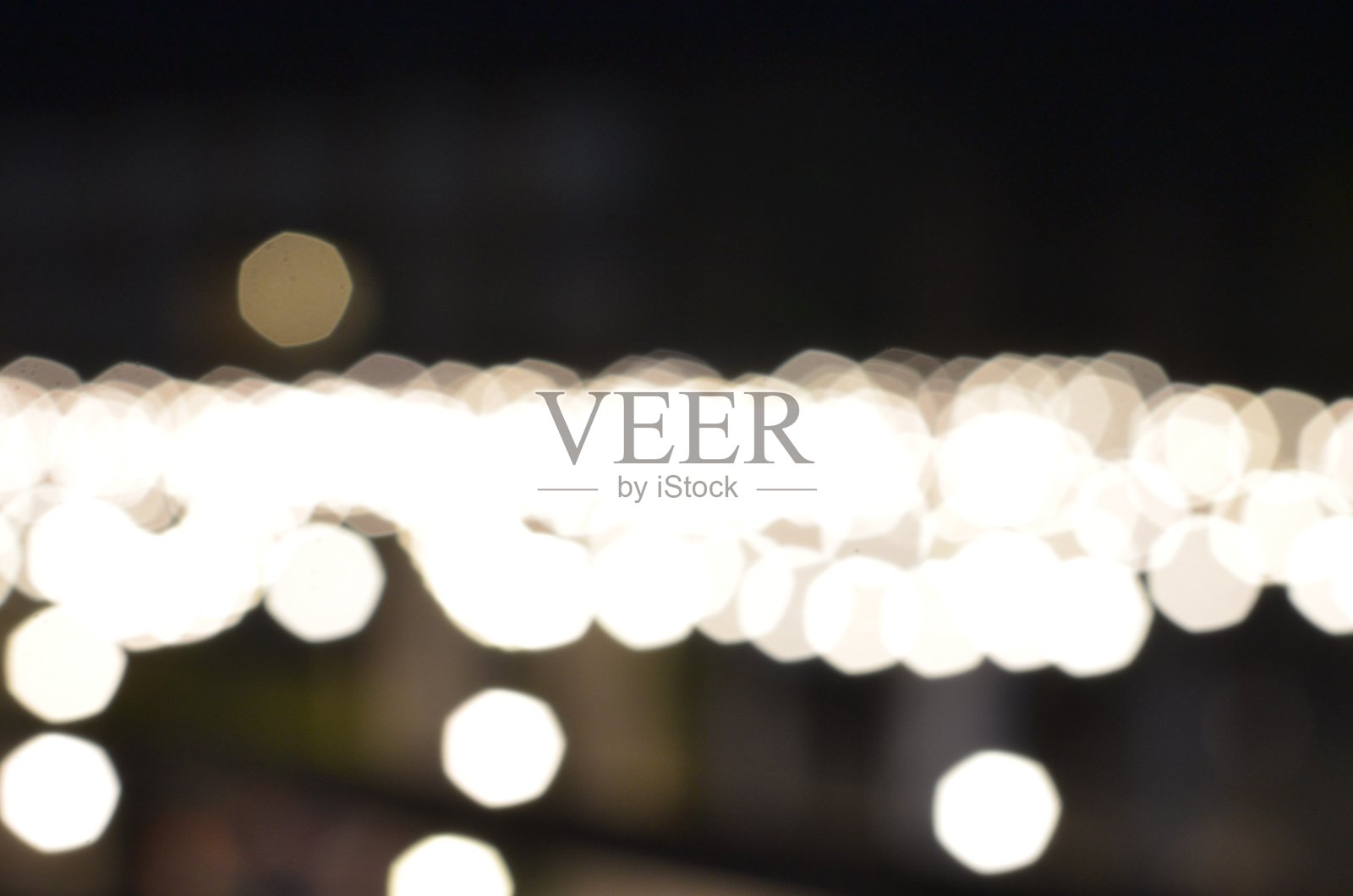 散焦模糊的灯光背景在晚上照片摄影图片