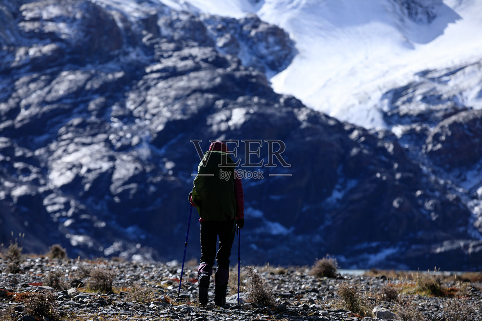 女人背包客徒步旅行在冬季高海拔山区照片摄影图片