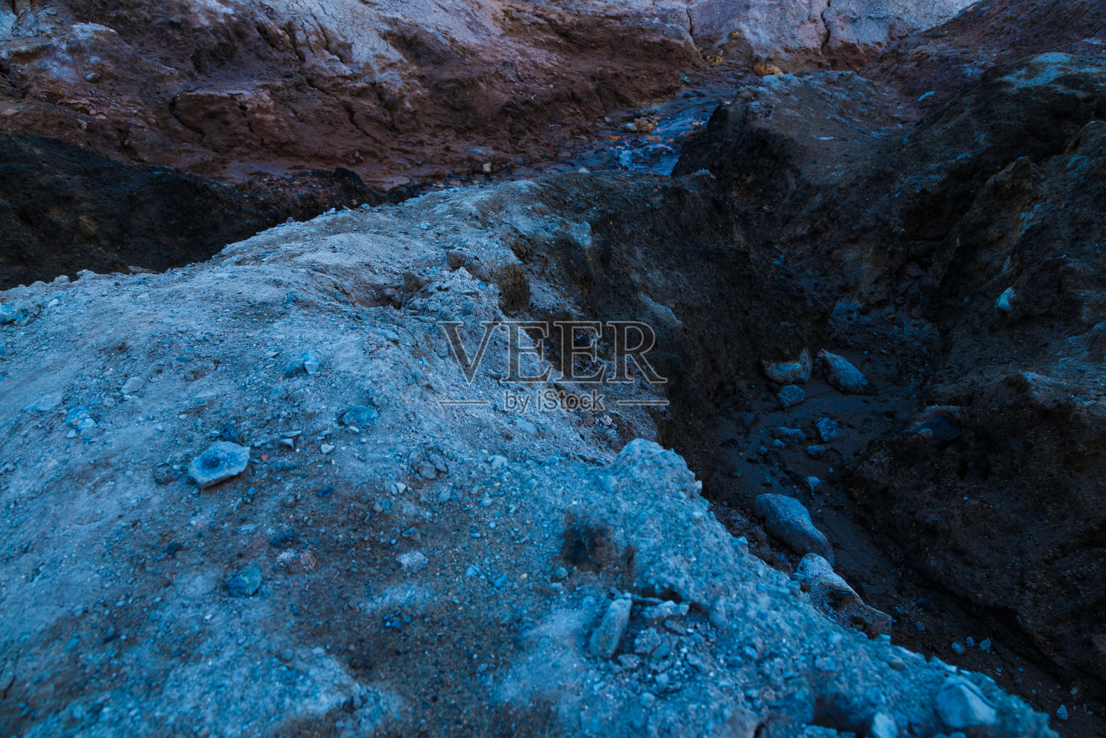 不同寻常的美丽秋天景观，红色的湖泊，多彩的斜坡和森林。乌拉尔火星。乌云在阴云密布的天空中移动。照片摄影图片