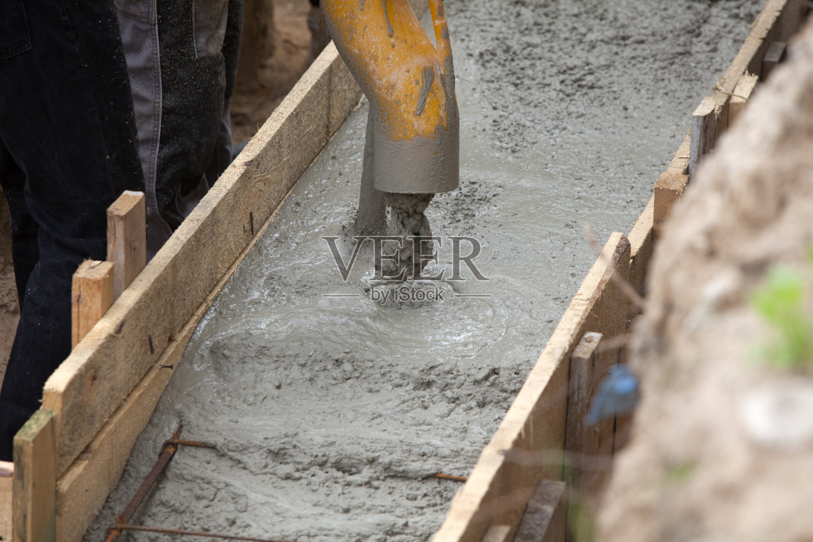 建筑基础施工。用钢筋混凝土浇筑模板。建设家园。照片摄影图片