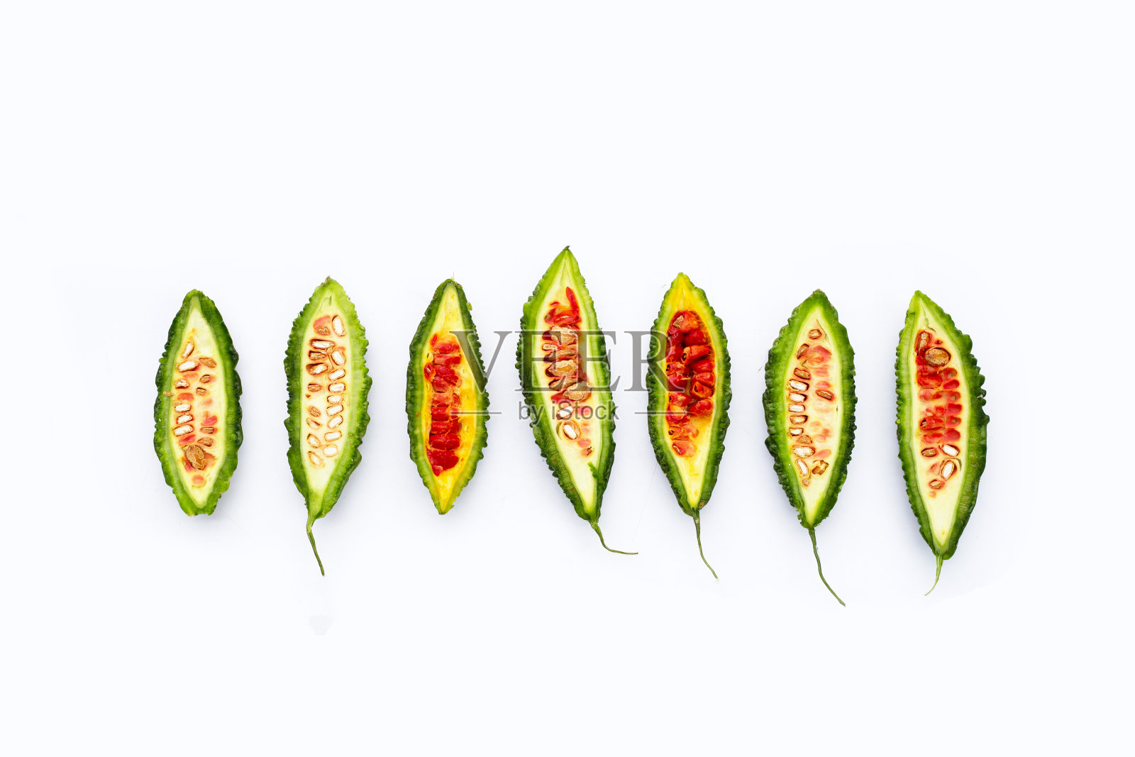 白色背景上的苦瓜。照片摄影图片