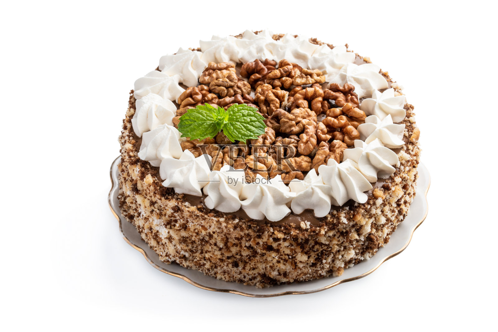 装饰海绵蛋糕与薄荷叶与核桃孤立的白色背景照片摄影图片