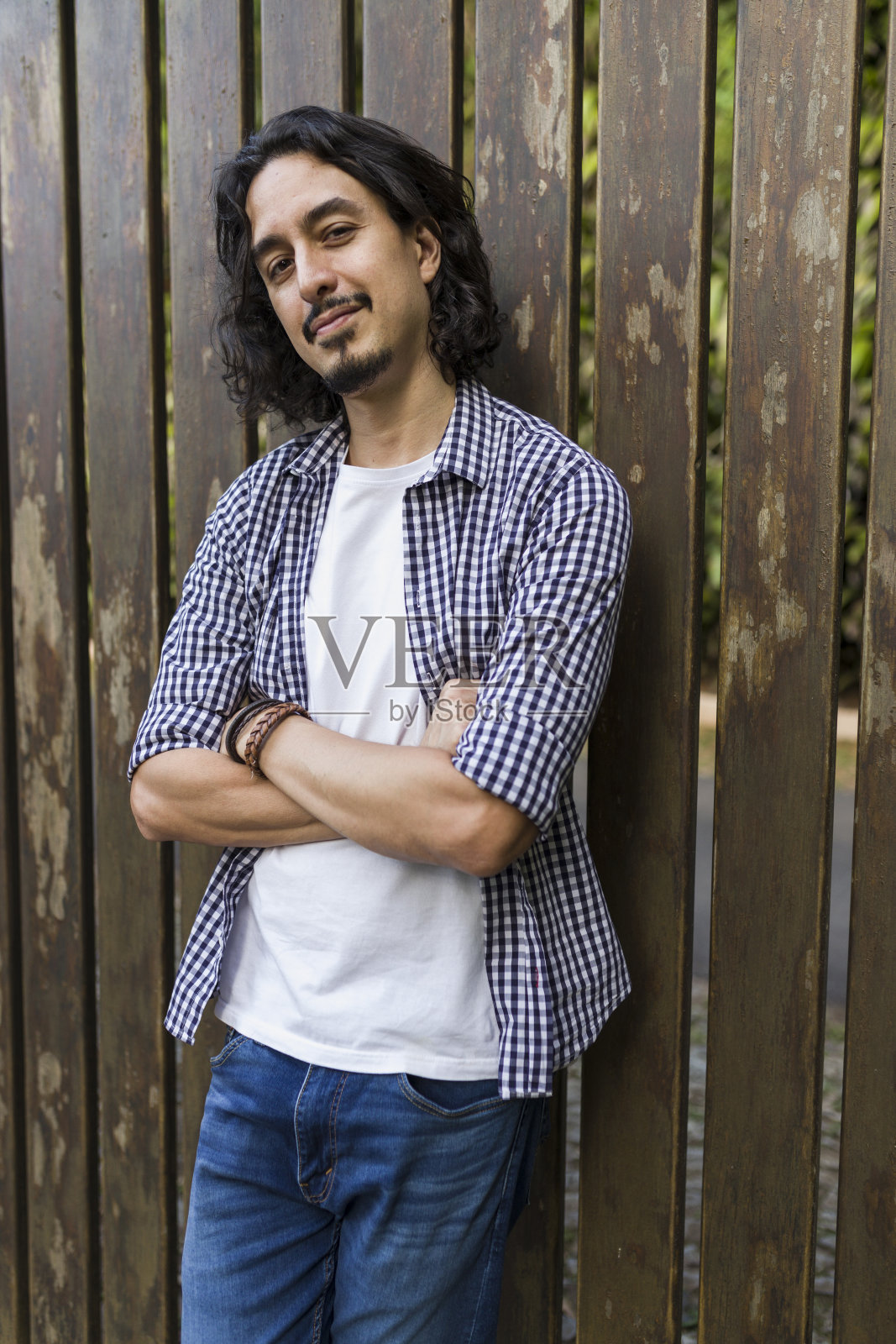 木墙上男人的画像照片摄影图片