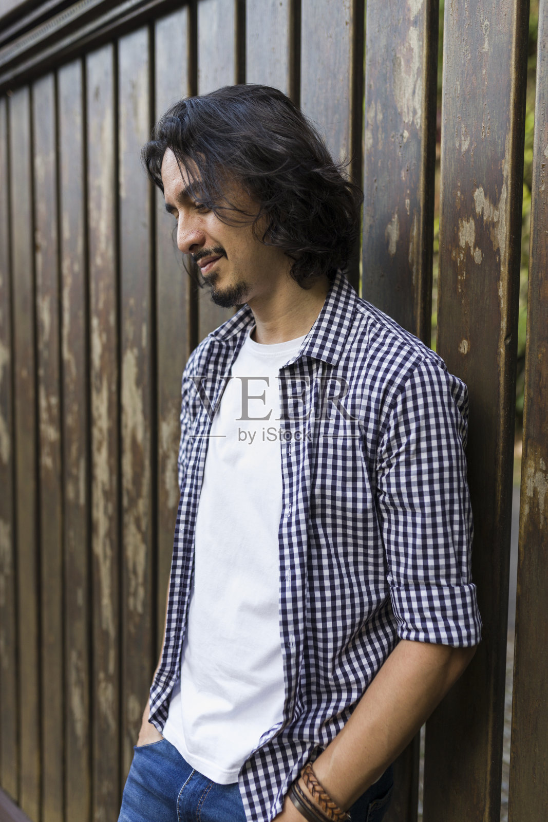 木墙上男人的画像照片摄影图片