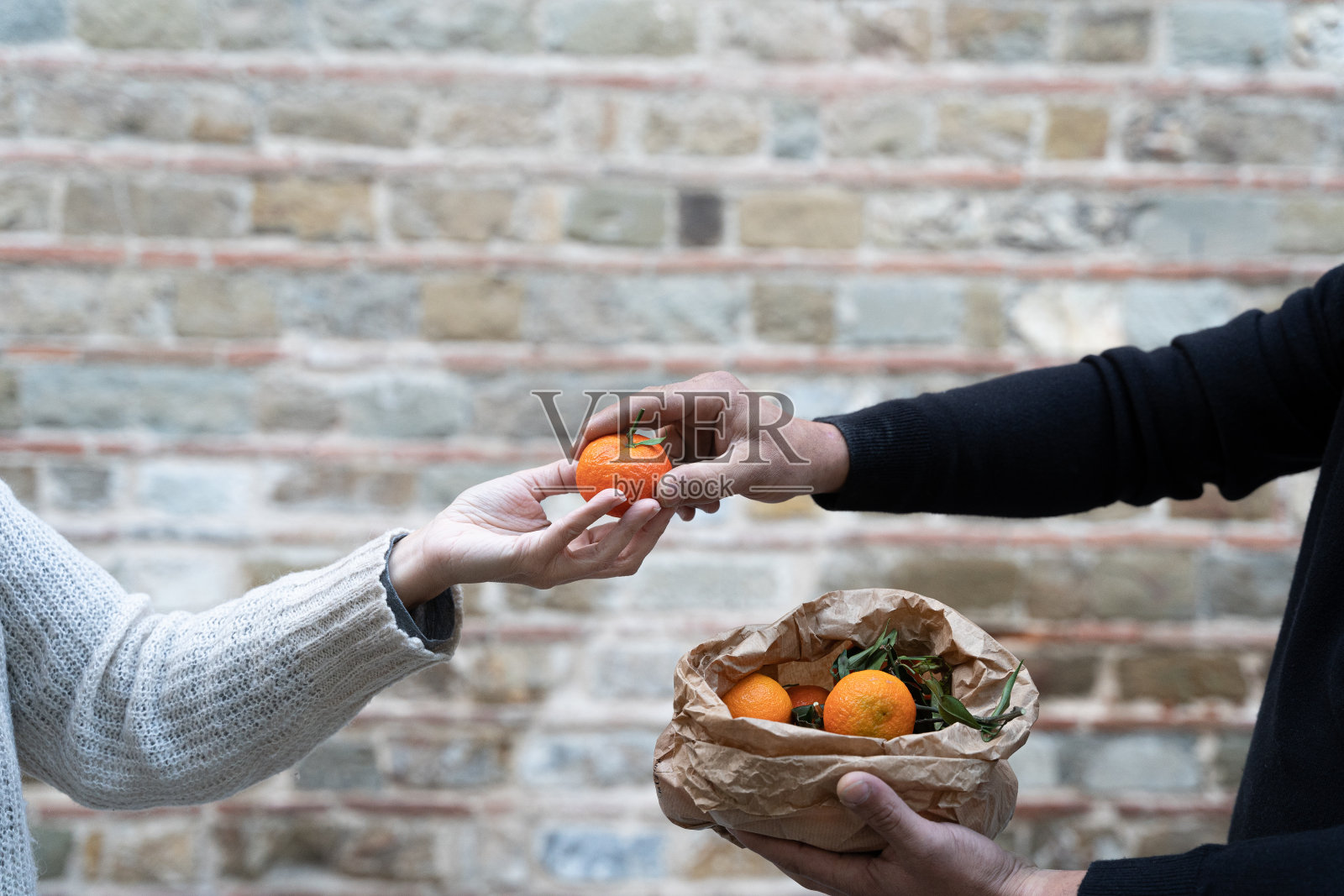 手拿着水果照片摄影图片