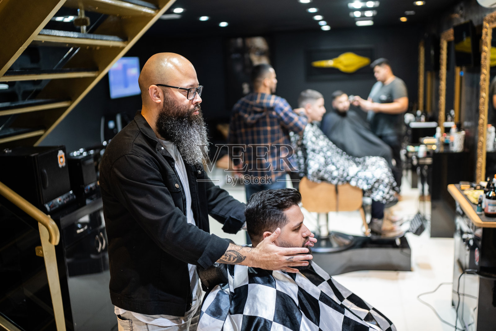 一个中年男子在理发店和理发师交谈照片摄影图片