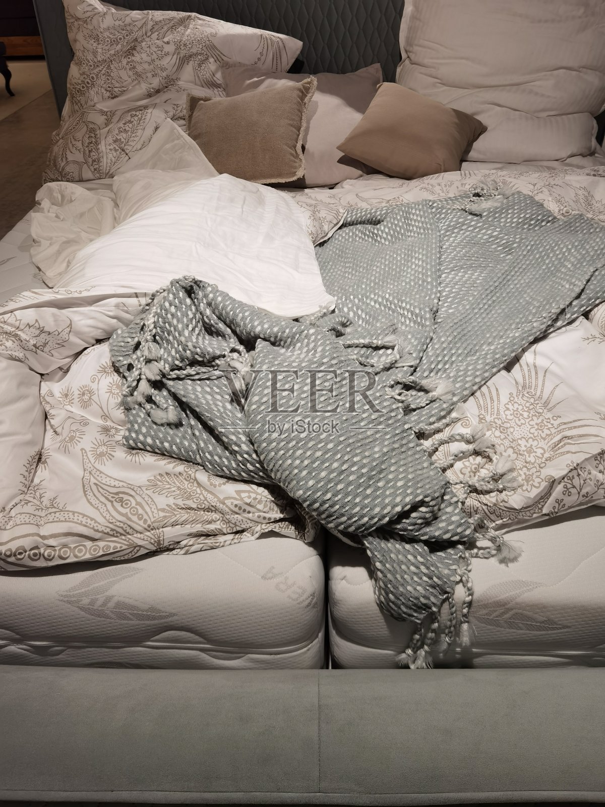 没有毛毯和枕头的床照片摄影图片