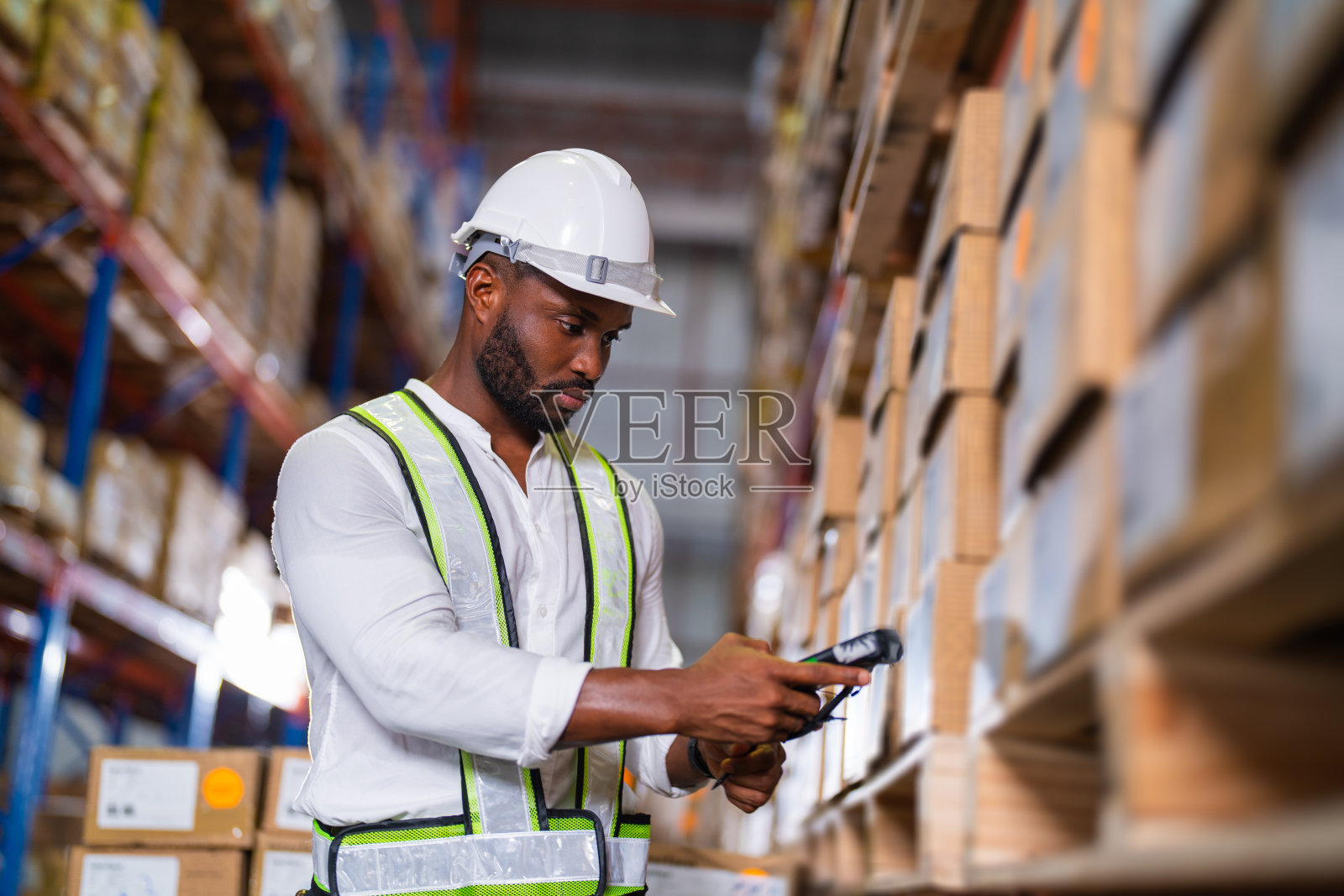 仓库工人在大型配送中心用条形码阅读器检查包裹的工作过程照片摄影图片