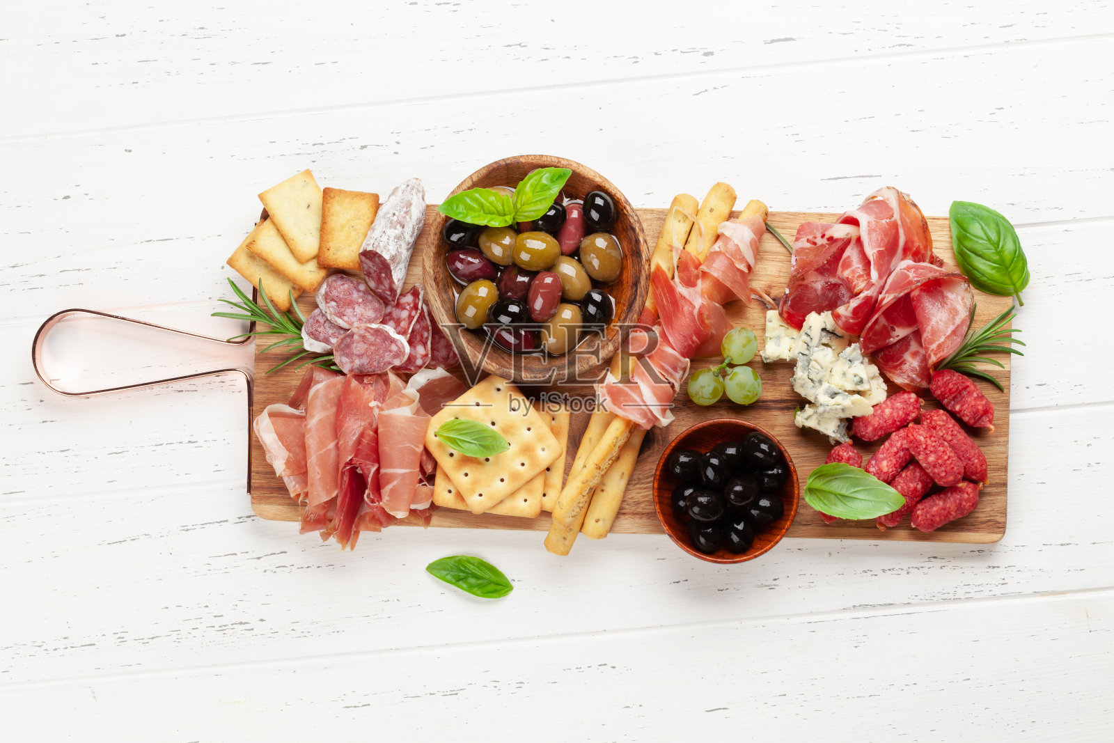 意大利熏火腿，意大利腊肠，饼干，奶酪，橄榄照片摄影图片