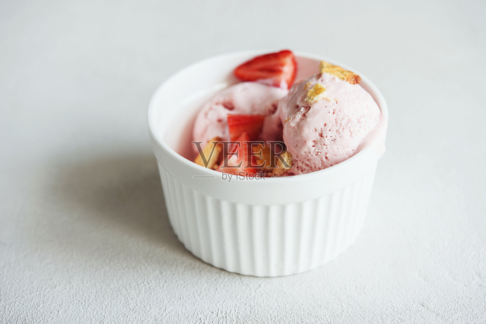 草莓冰淇淋照片摄影图片