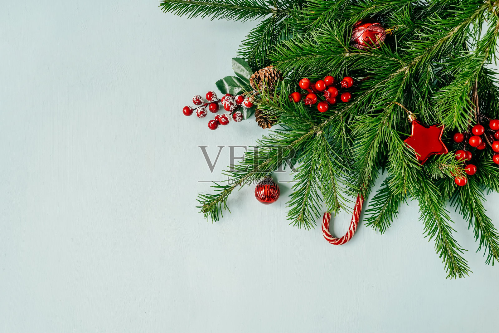 圣诞公寓铺着冷杉和小玩意。照片摄影图片