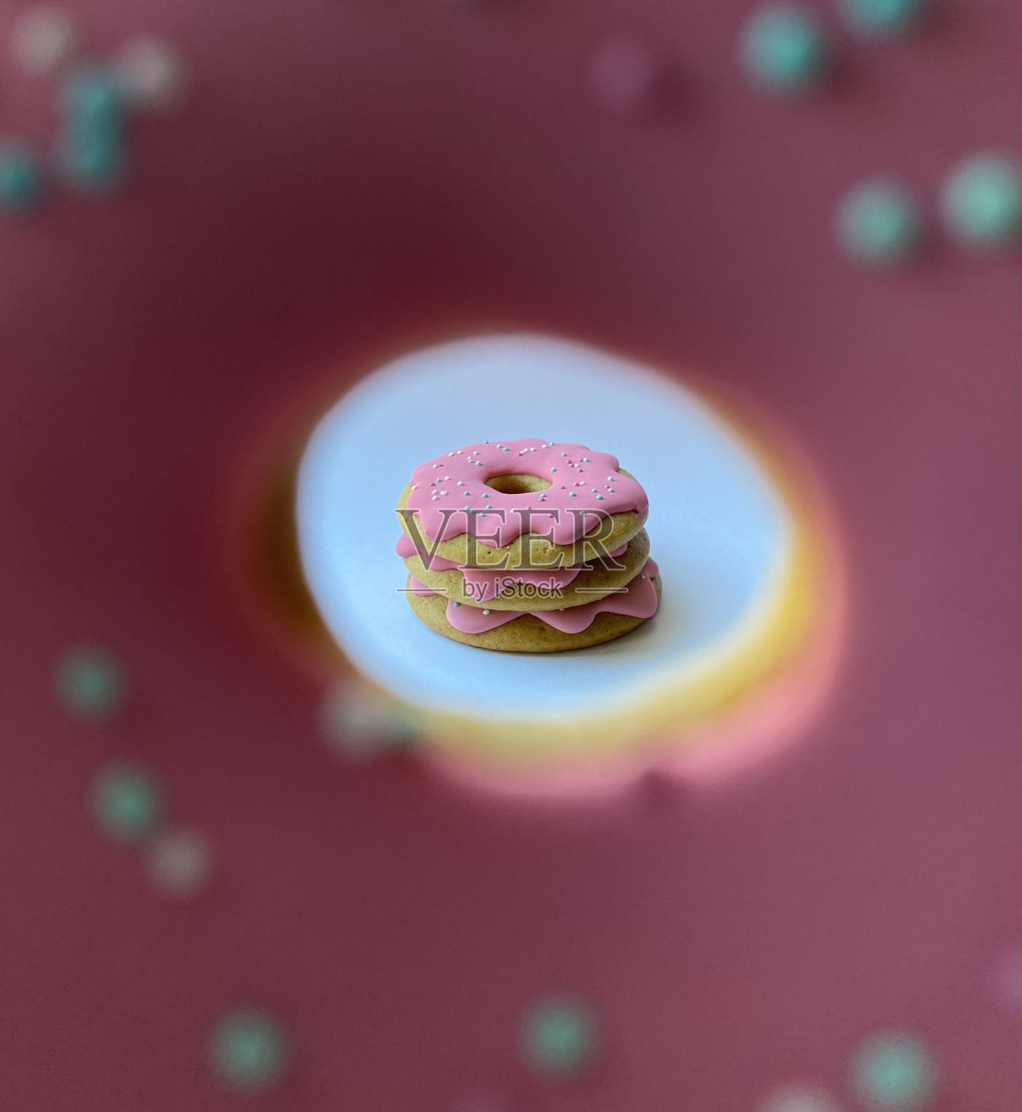 姜饼在粉红色的圆圈里照片摄影图片