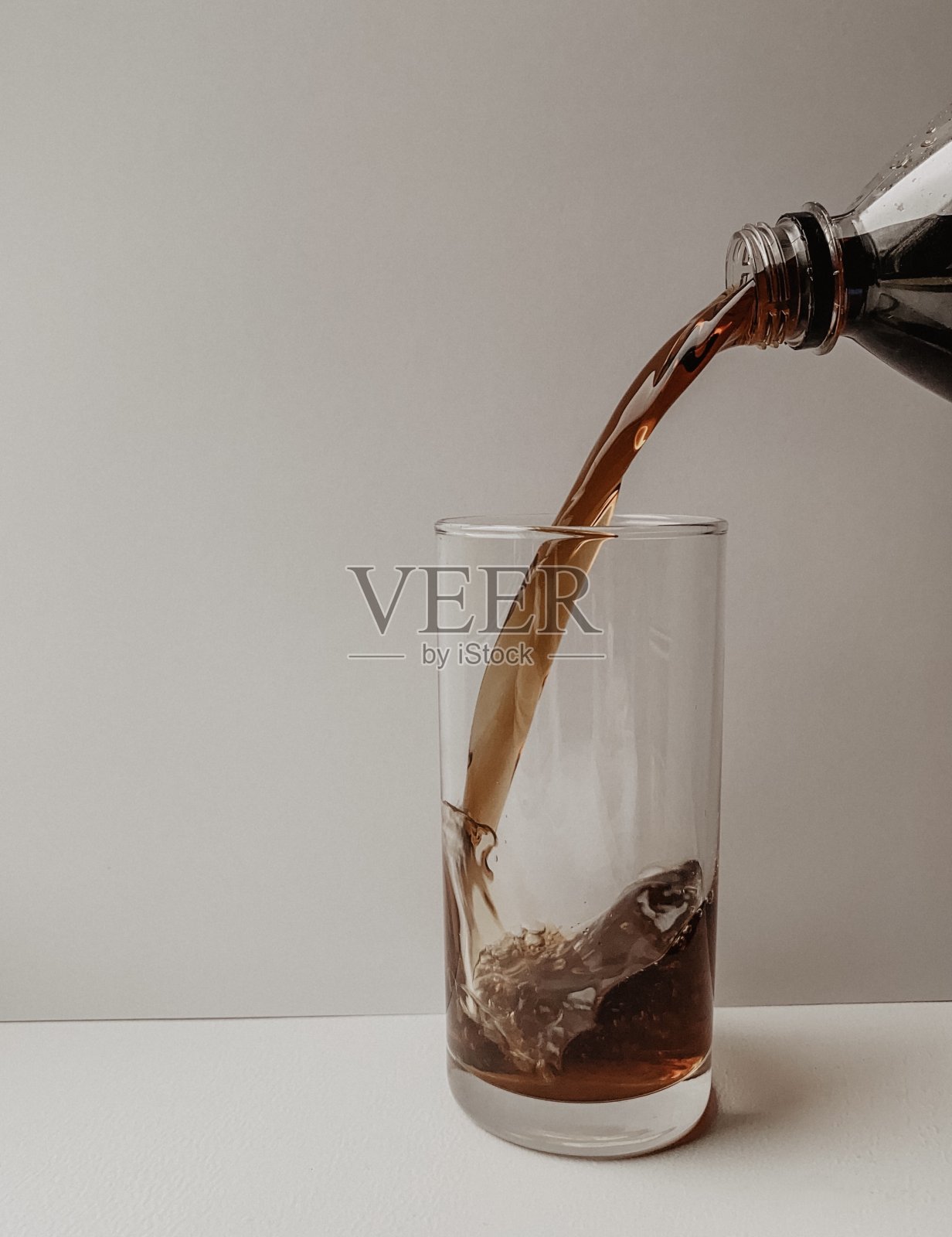 棕色的饮料在杯子里照片摄影图片