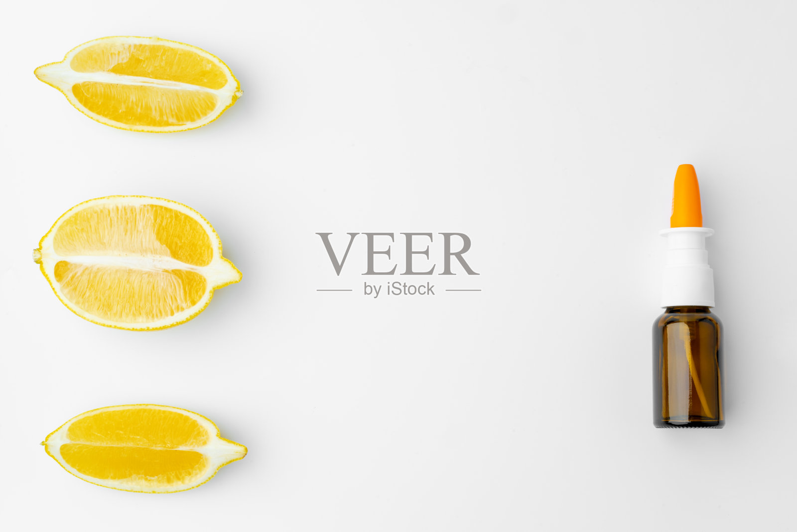 精油瓶和柑橘水果在白色的背景照片摄影图片