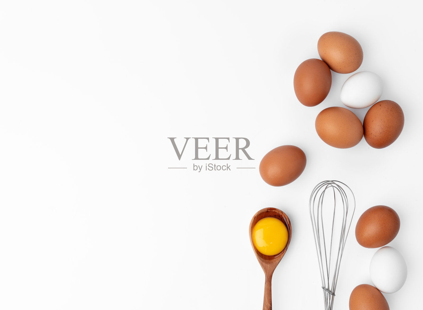 新鲜的鸡蛋，用打蛋器打在白色的背景上照片摄影图片