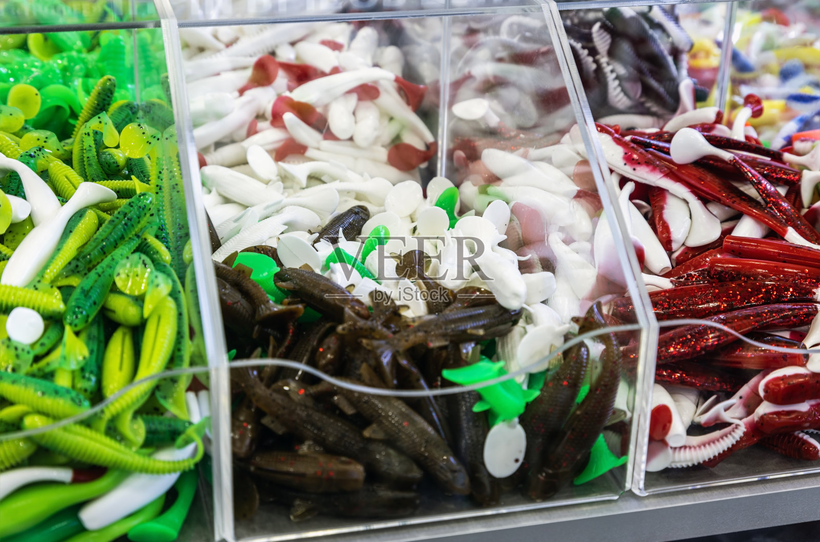 在钓鱼店钓软硅胶鱼饵照片摄影图片