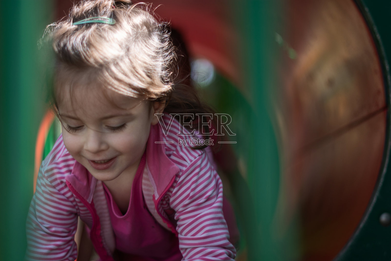 可爱的小女孩在操场上享受照片摄影图片