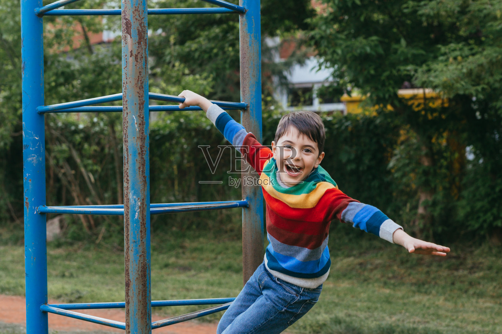 母亲和孩子在公园里照片摄影图片