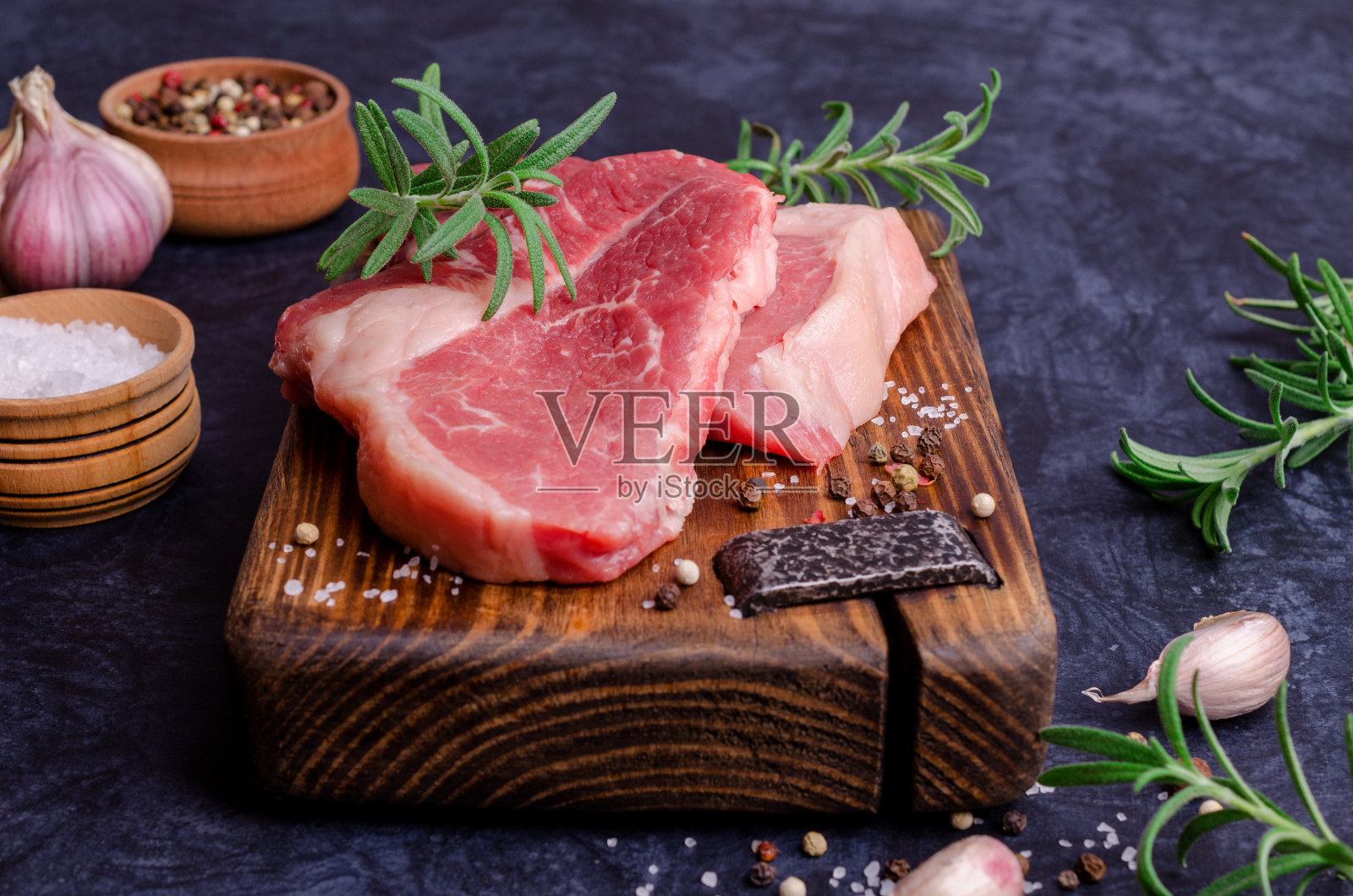 两份加香料的生牛排。照片摄影图片