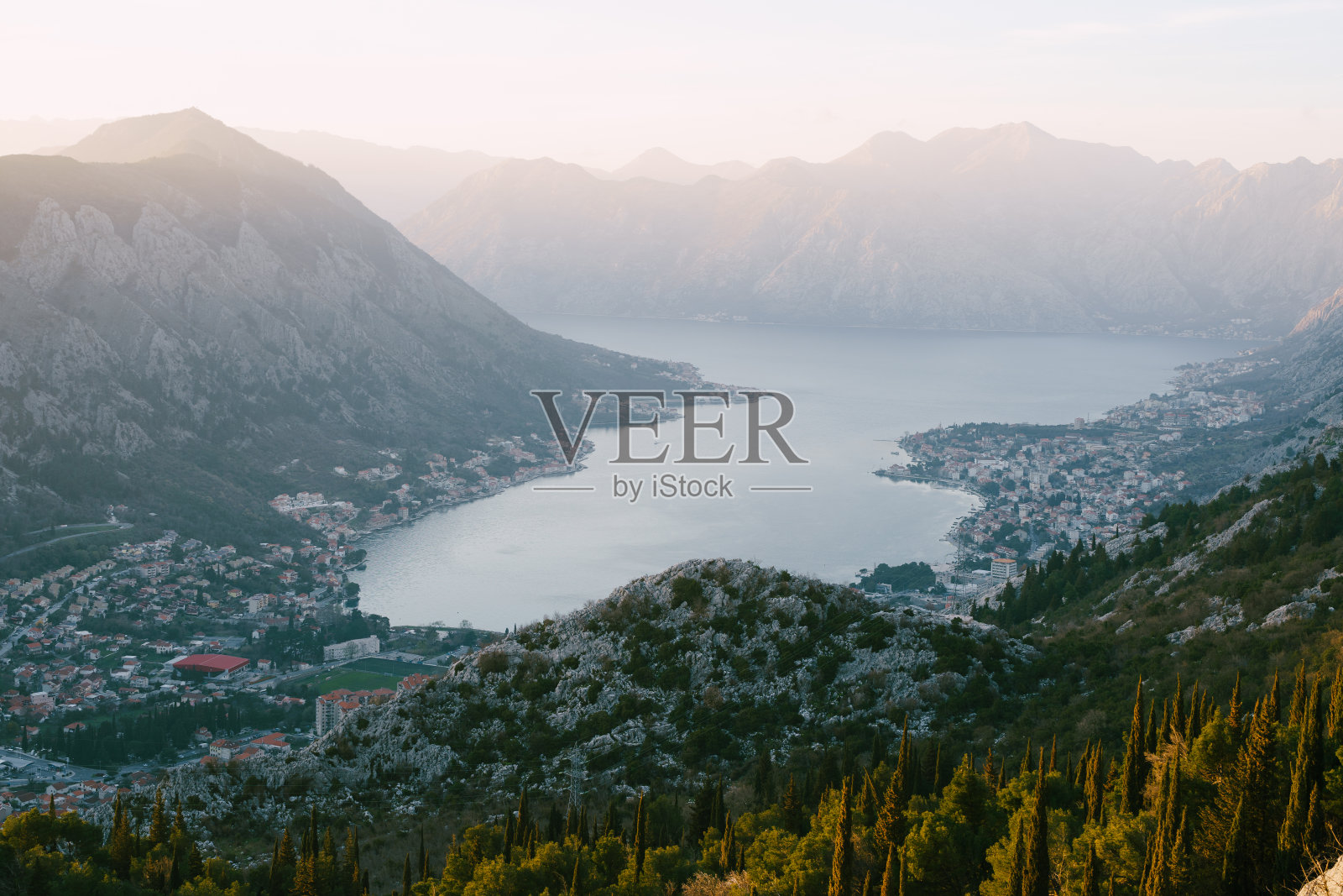 从Lovcen山到山谷和Kotor湾的景色。黑山共和国照片摄影图片