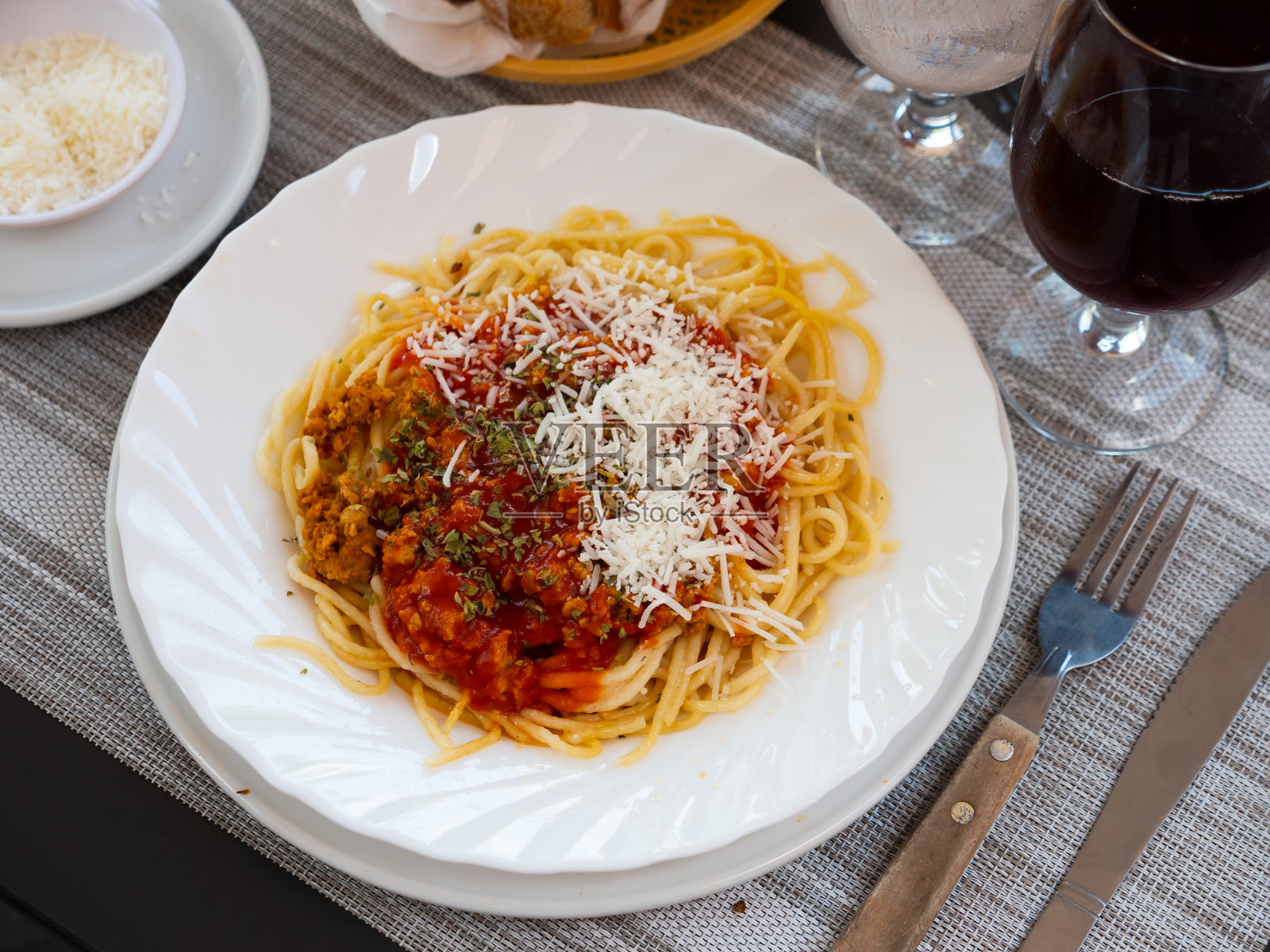 一盘意大利通心粉，上面浇上牛肉酱照片摄影图片