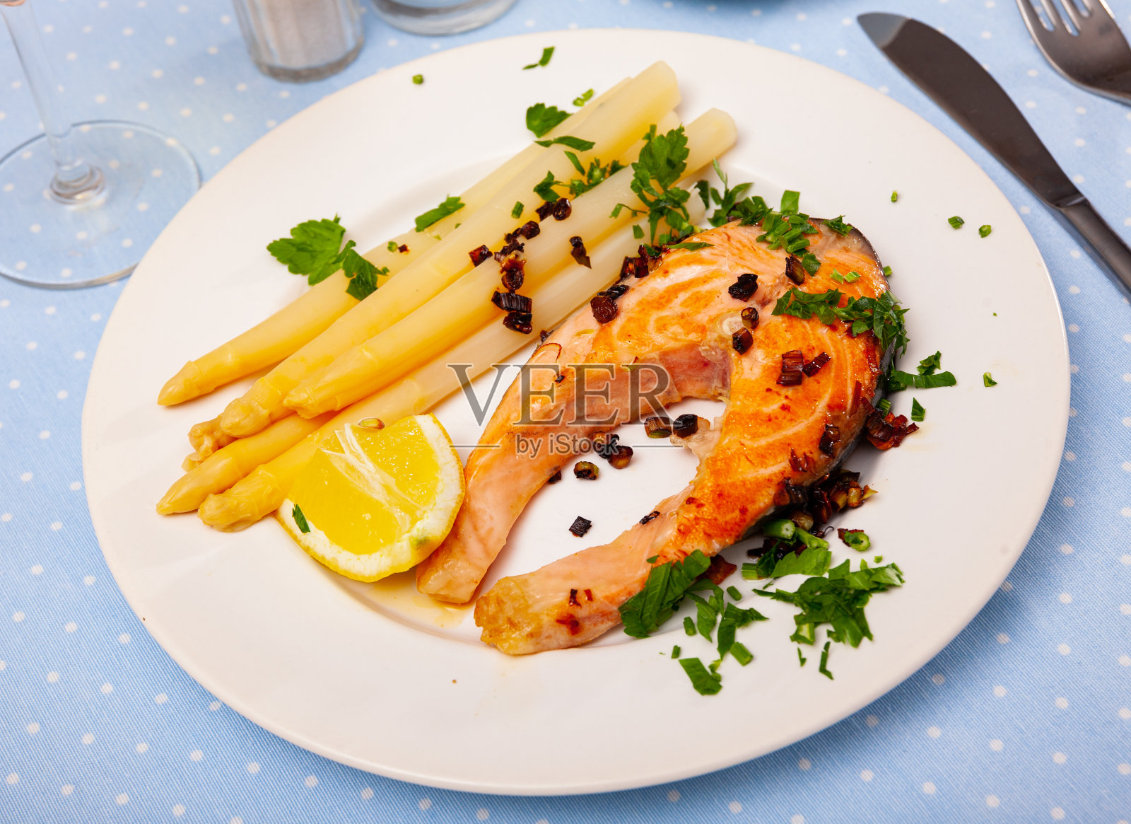 芦笋烤鲑鱼照片摄影图片