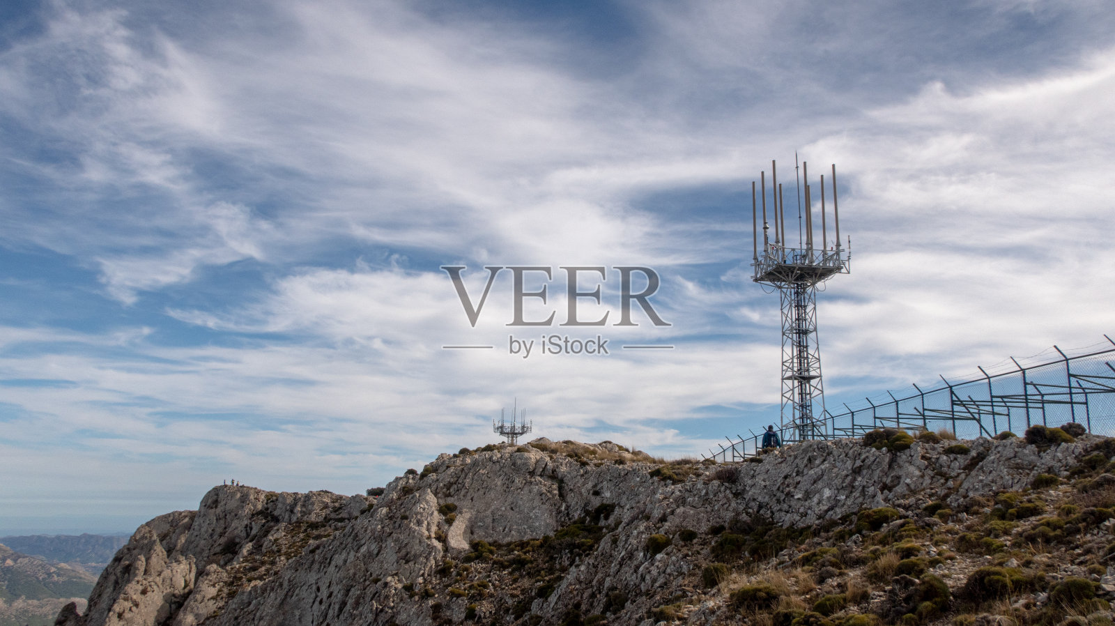 山上的一组天线照片摄影图片