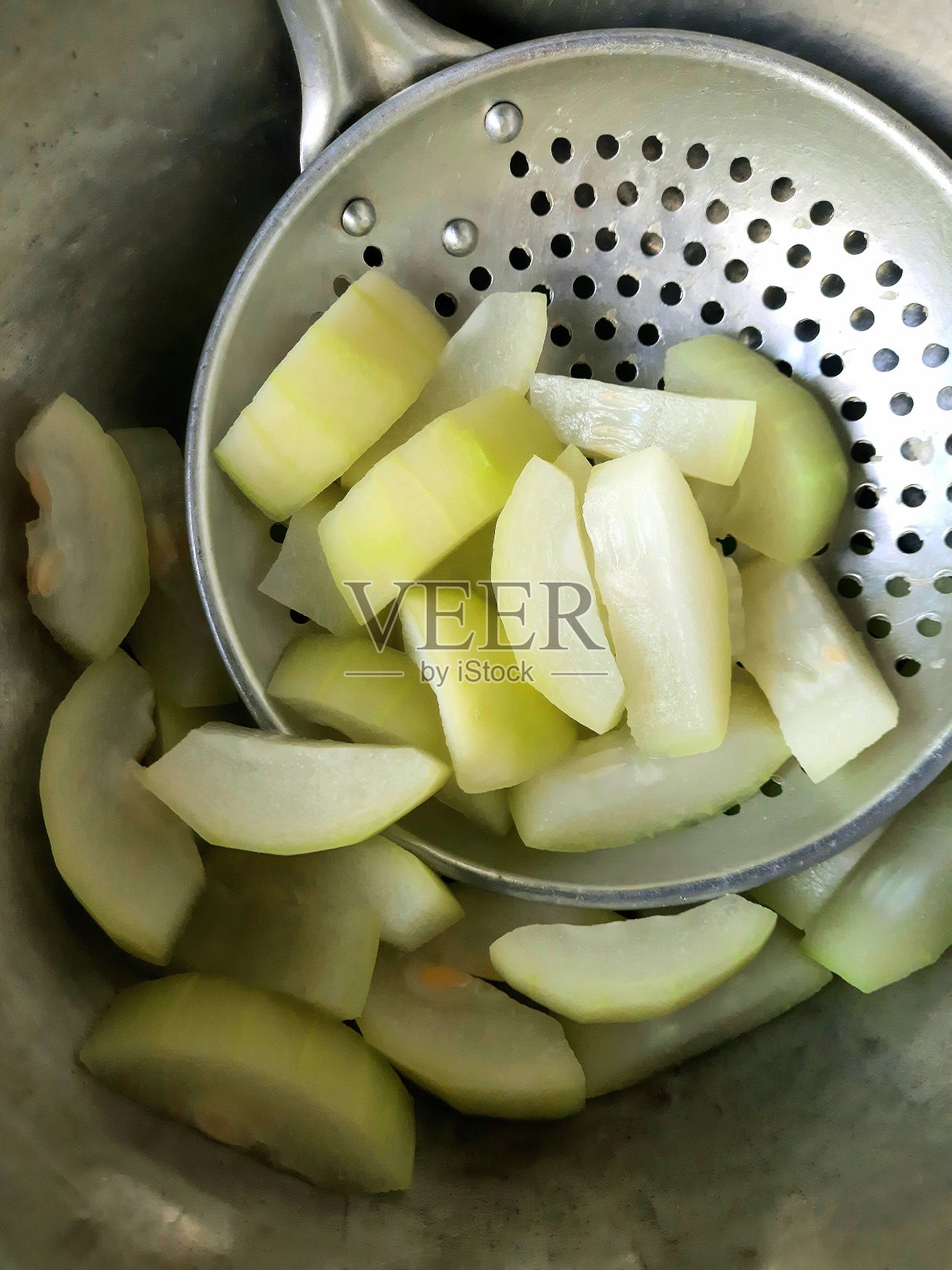 切碎的葫芦片-烹饪准备。照片摄影图片