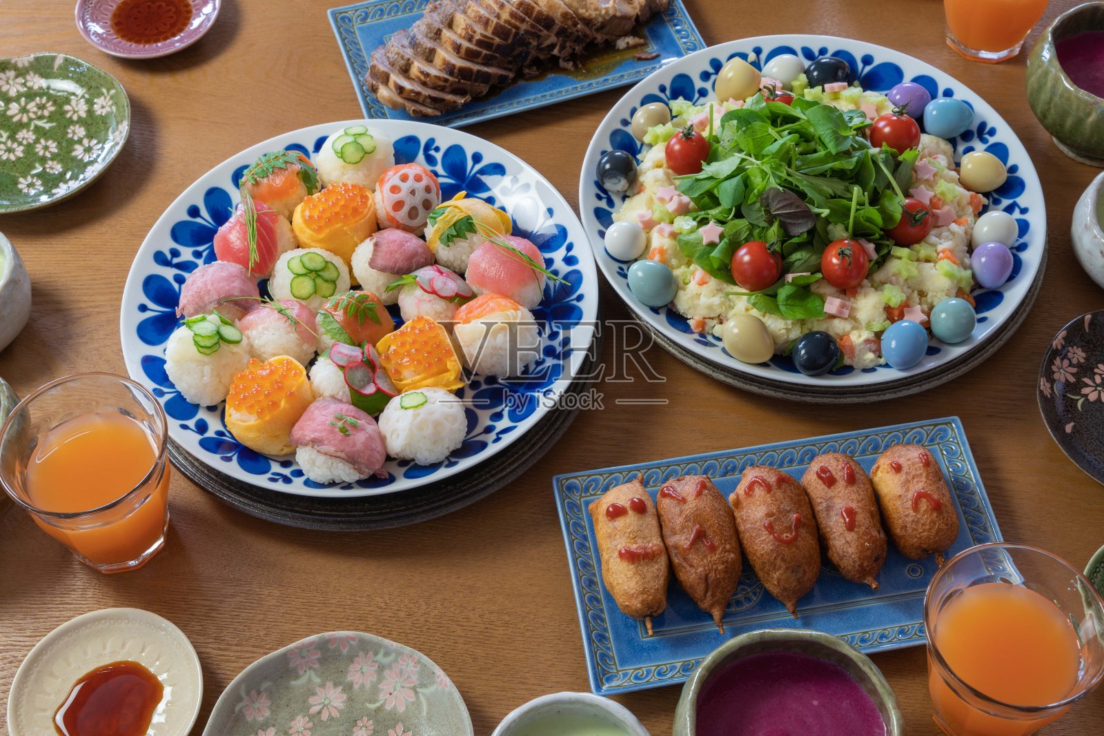 宴会餐桌，搭配丰富多彩的餐点(寿司和沙拉)照片摄影图片