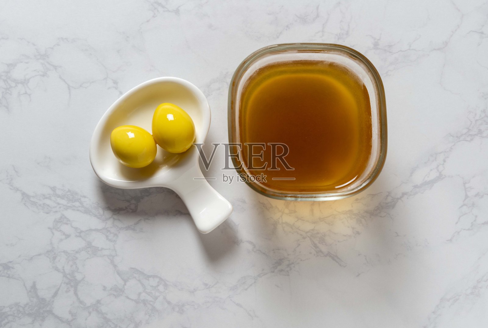 用天然材料给鹌鹑蛋着色(黄色)照片摄影图片