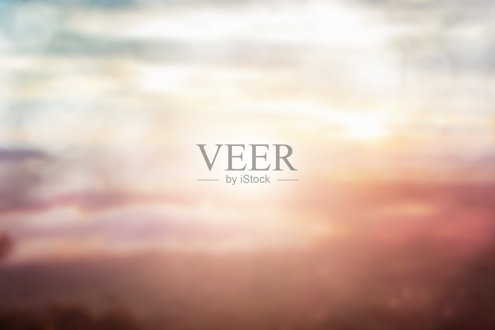 抽象模糊海滩与白色，黄色和蓝色的城市天空日出背景暑假概念。模糊美丽的粉彩日落景观与镜头光晕效果背景。照片摄影图片