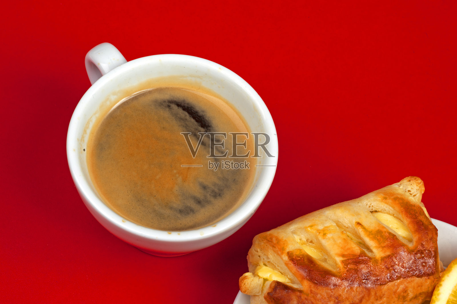 一杯加橘子的咖啡照片摄影图片