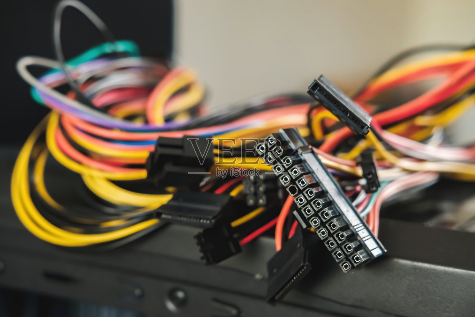 年轻人修理电脑系统，更换零件，显卡和硬盘，安装新部件。电脑维修向导。照片摄影图片