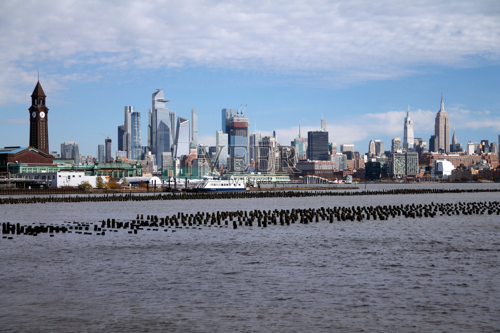 曼哈顿中城和霍博肯火车站，哈德逊河在泽西城的中间照片摄影图片