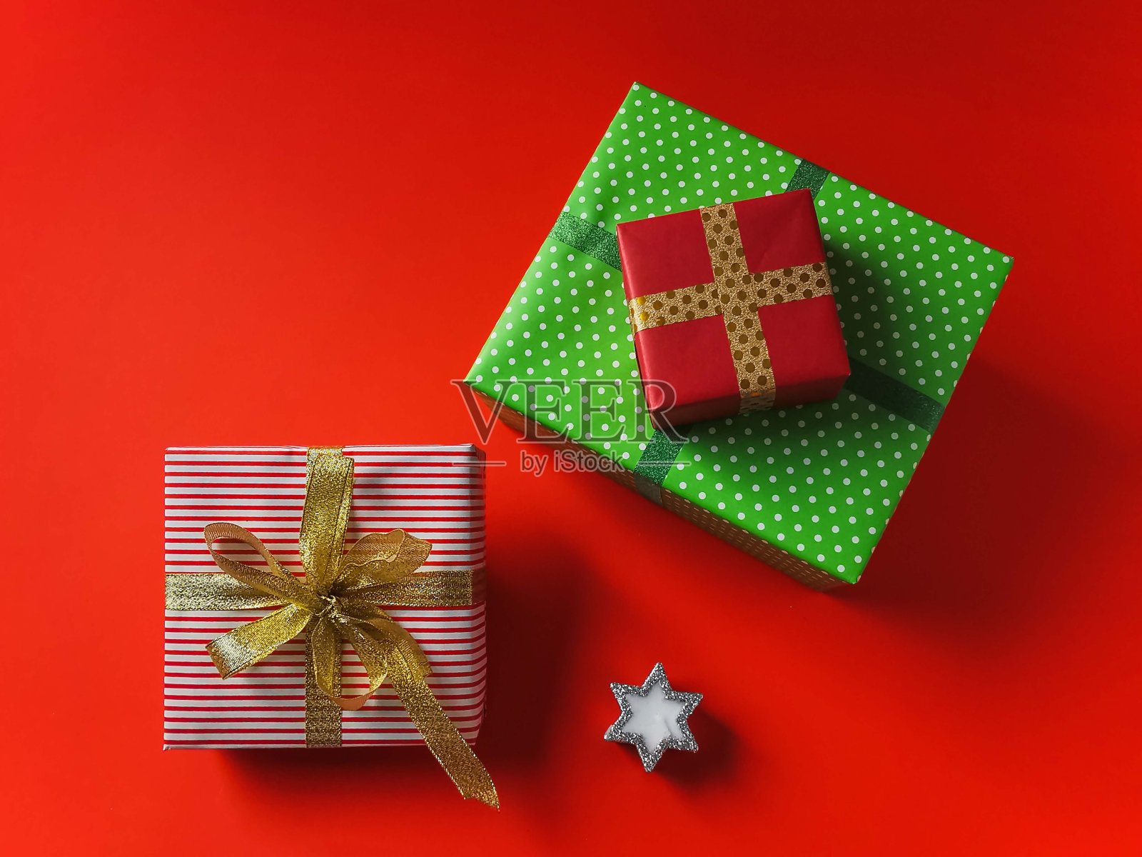 圣诞和新年礼物，小工具屏幕和节日装饰品的红色背景。红色背景的节日贺卡照片摄影图片