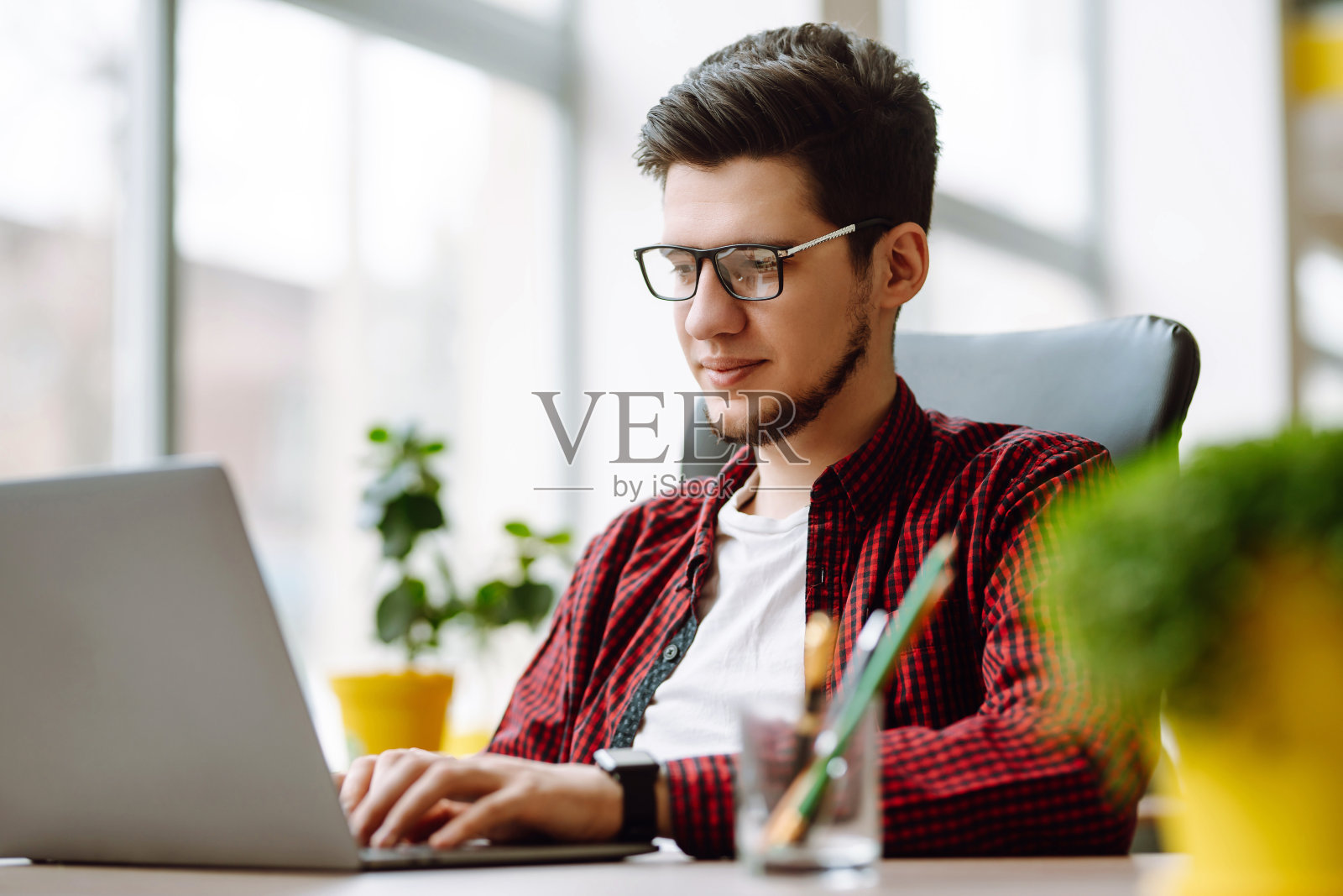 用笔记本电脑工作的年轻人。在线教育和工作。照片摄影图片