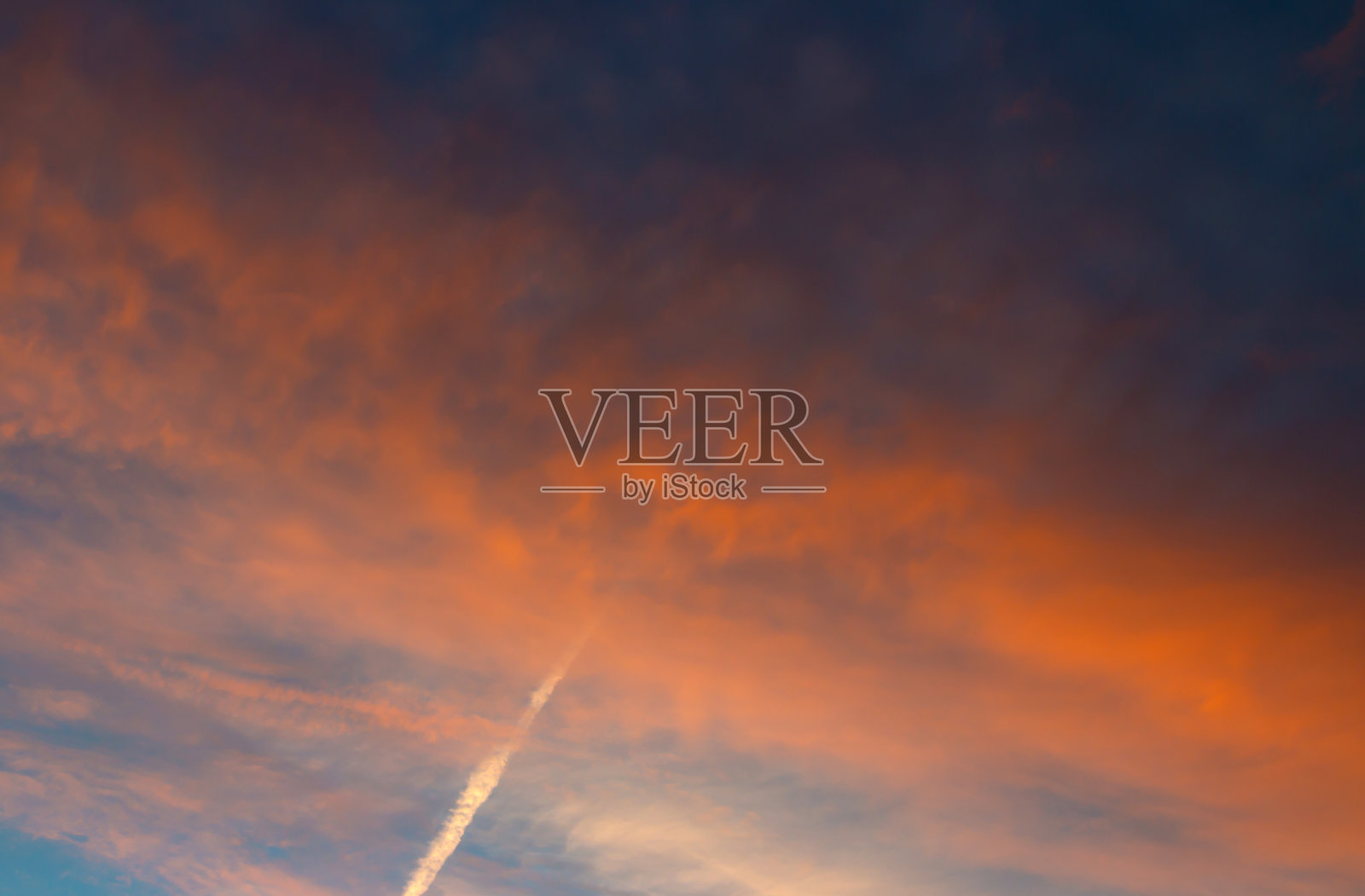 色彩丰富的日落背景与黑暗和明亮的部分在天空照片摄影图片