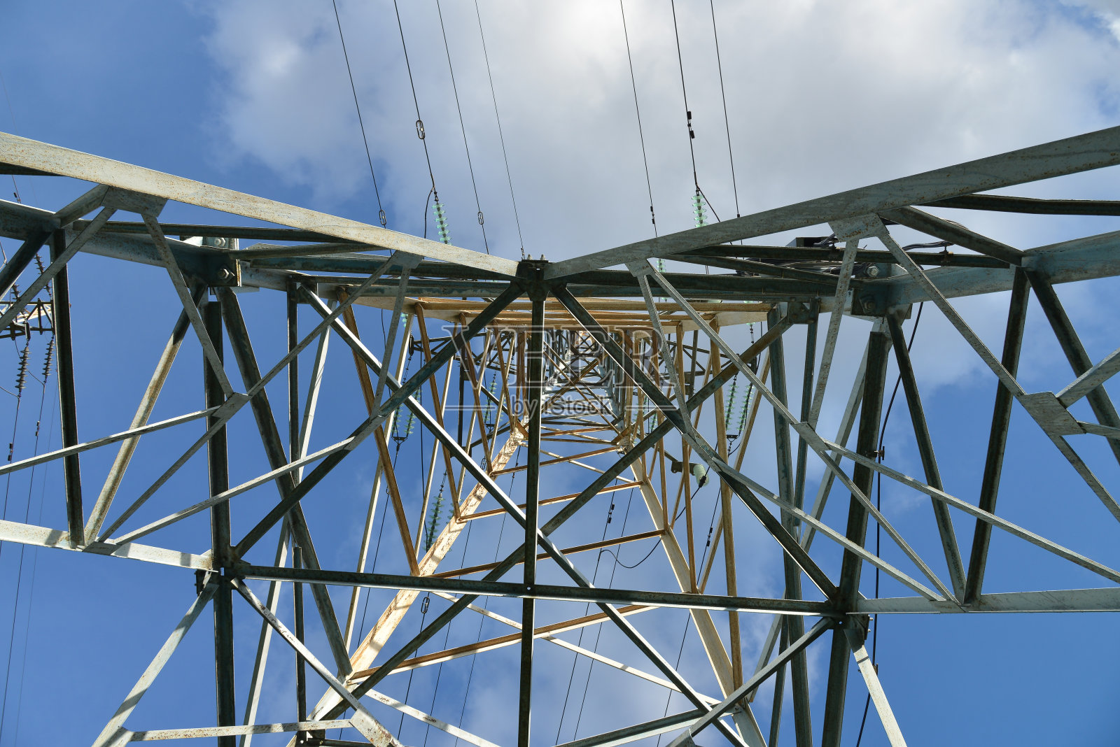 蓝天下的电线特写。照片摄影图片