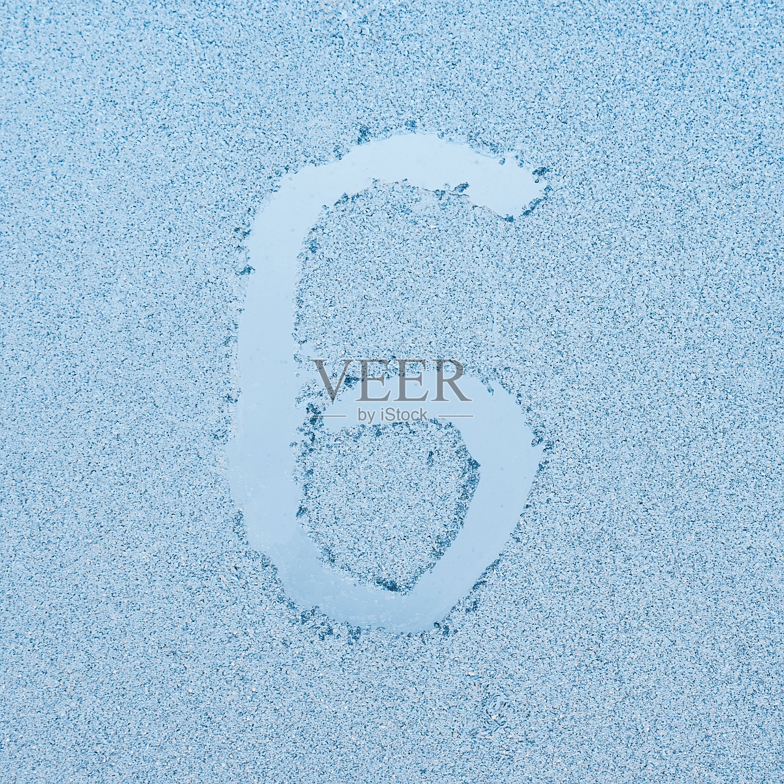 6、写在玻璃上的霜在霜冻的冬天里，收起来照片摄影图片