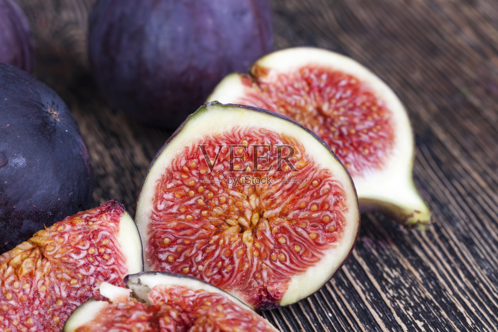 木桌上放着成熟的紫色无花果照片摄影图片