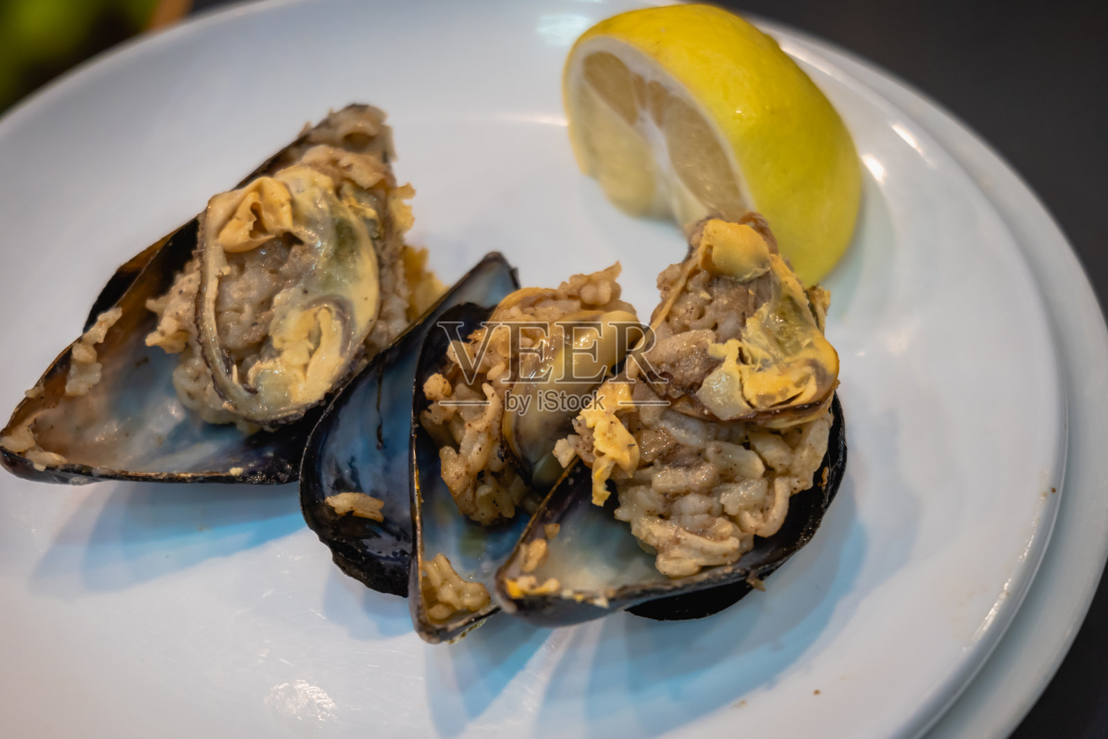 Midye dolma，填充贻贝特写，传统的土耳其食物照片摄影图片