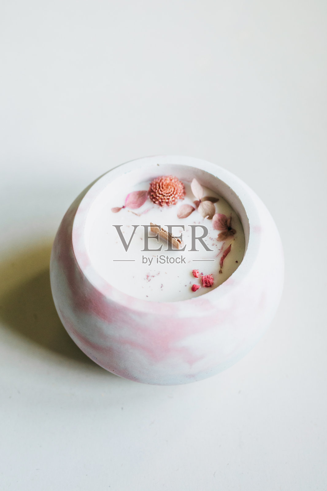 生态和素食手工蜡烛白色背景与干花。有木芯的大豆或椰子蜡烛。照片摄影图片