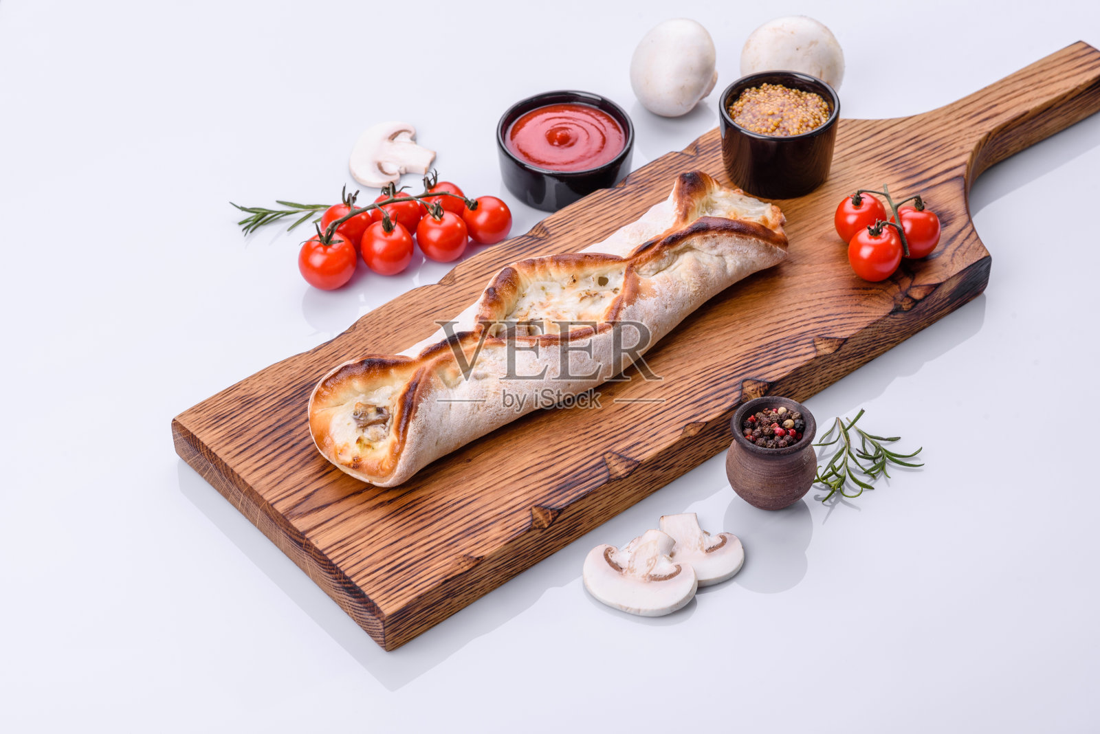 美味新鲜的街头披萨，配鸡肉、蘑菇和奶酪照片摄影图片