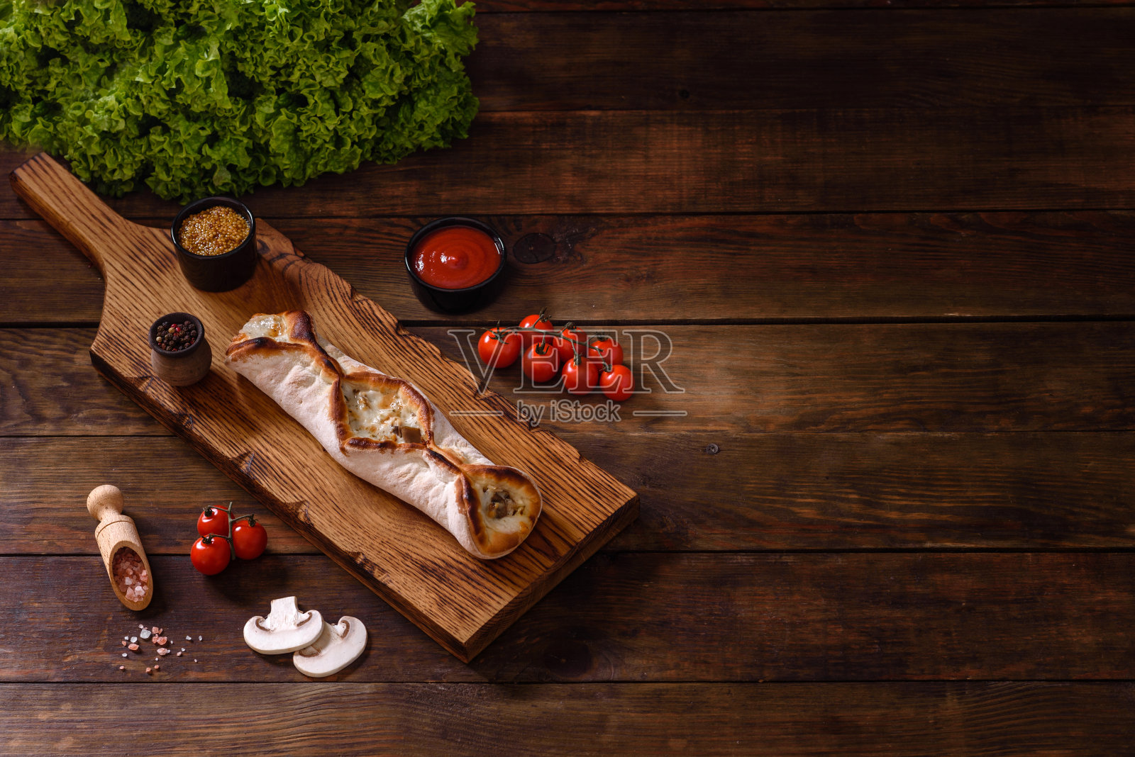 美味新鲜的街头披萨，配鸡肉、蘑菇和奶酪照片摄影图片