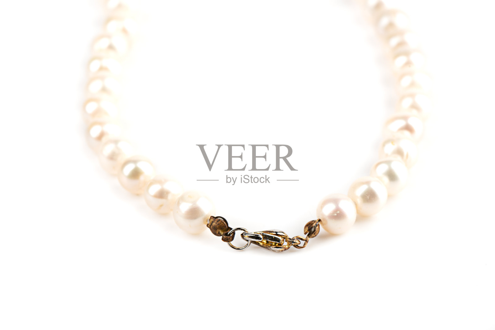 选择性聚焦于锁上一颗珍珠珠项链。照片摄影图片