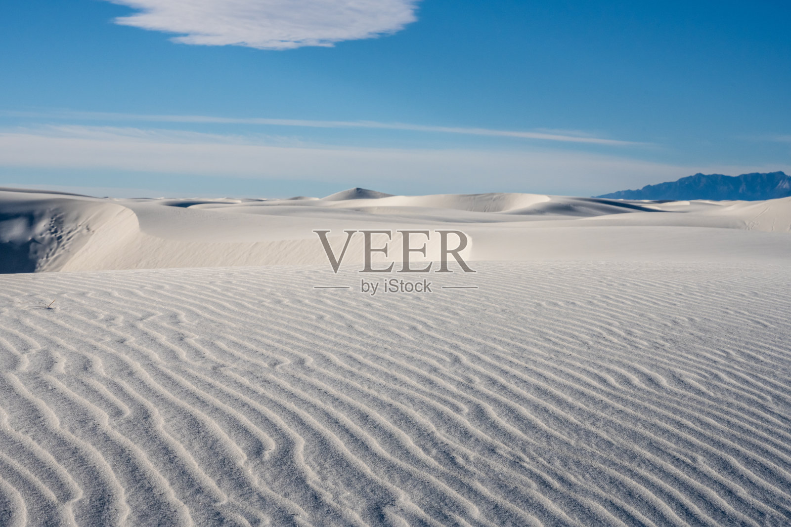 涟漪覆盖白沙的山峰和山谷照片摄影图片