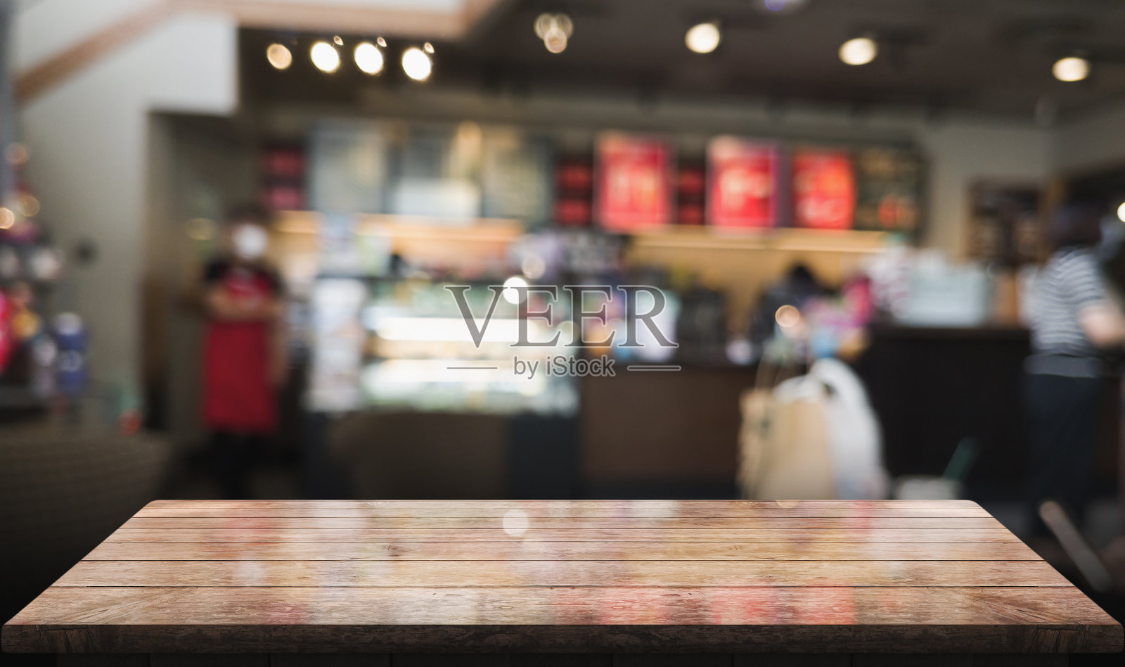 空木制桌面与灯光散景模糊餐厅背景照片摄影图片