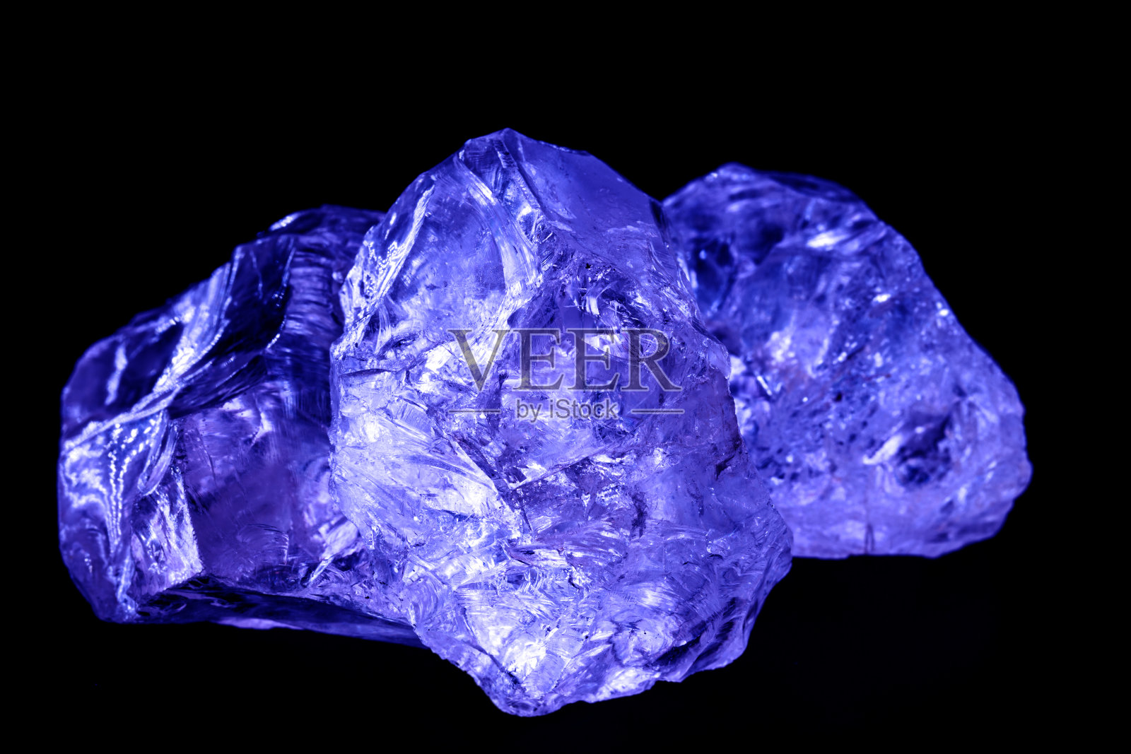 蓝色石英，神秘的石头，孤立的黑色背景照片摄影图片