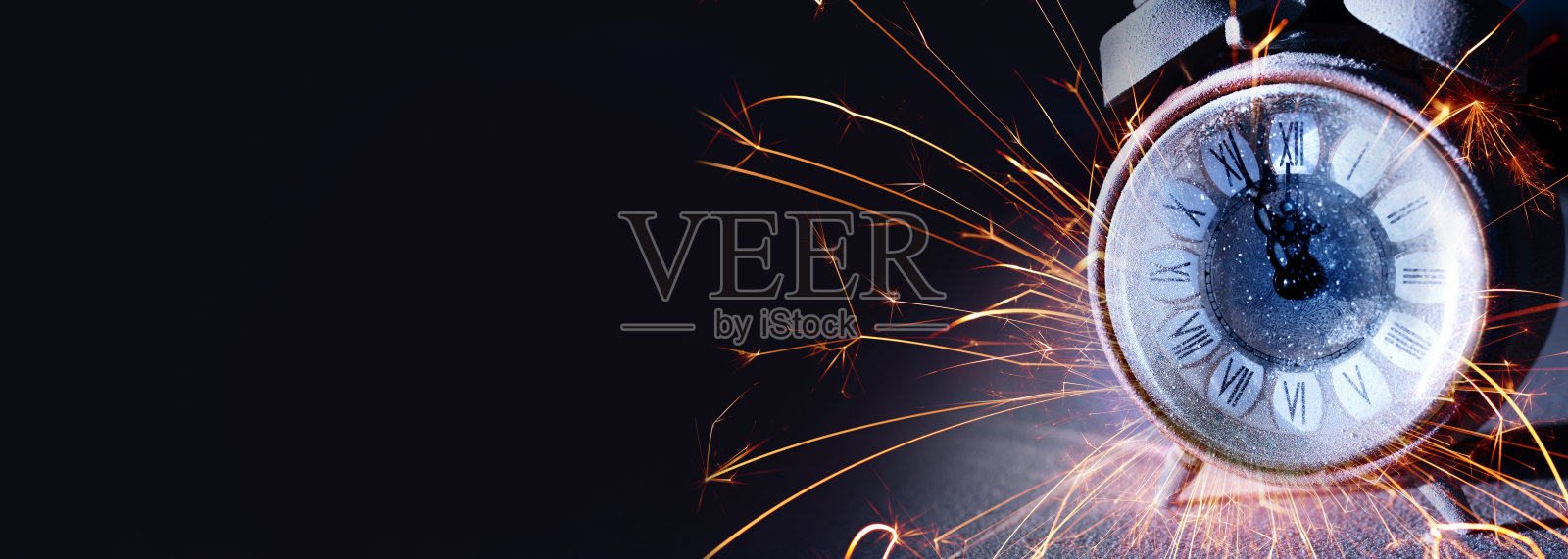 新年夜空上的闹钟照片摄影图片