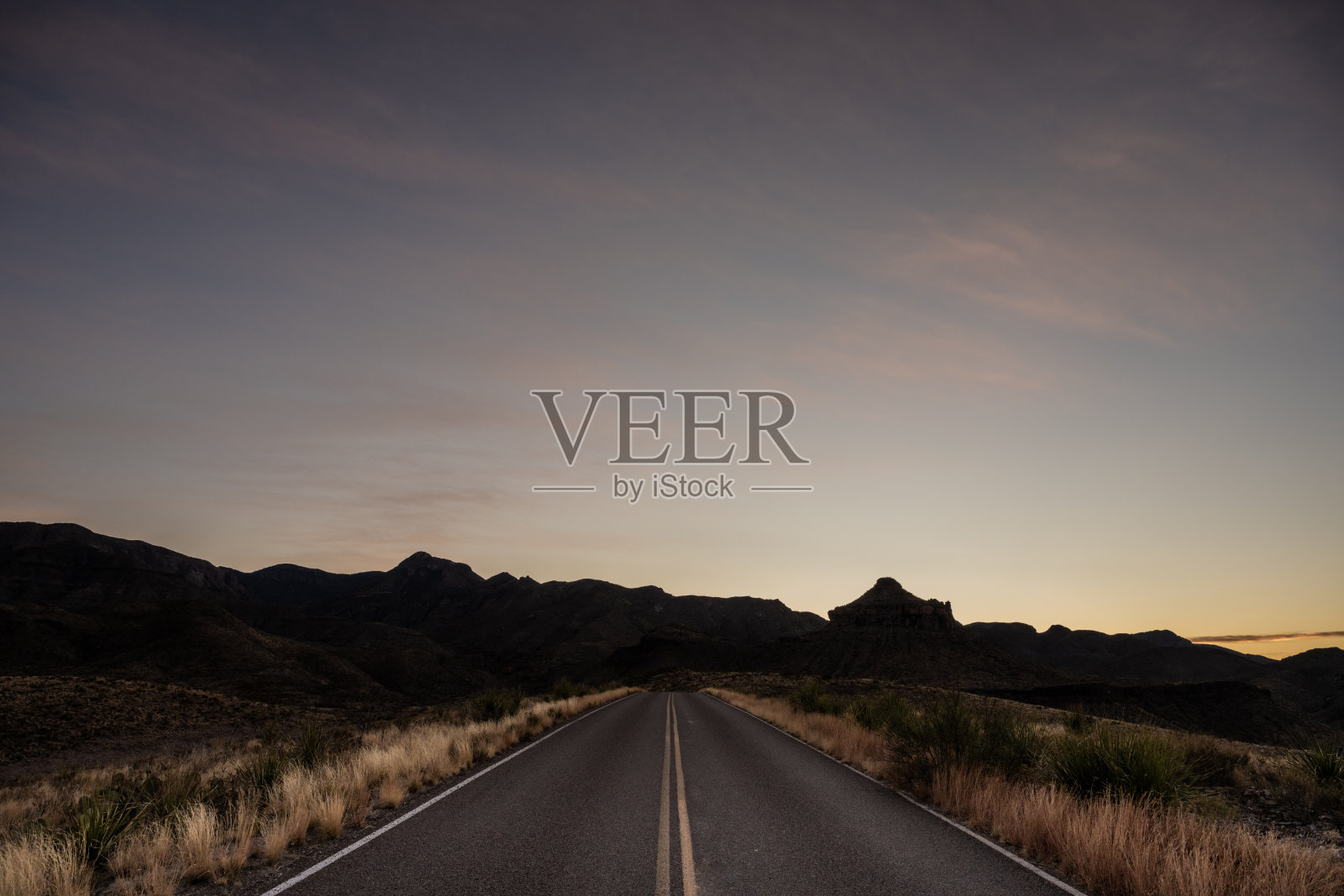 山的轮廓和空的道路在大拐弯照片摄影图片